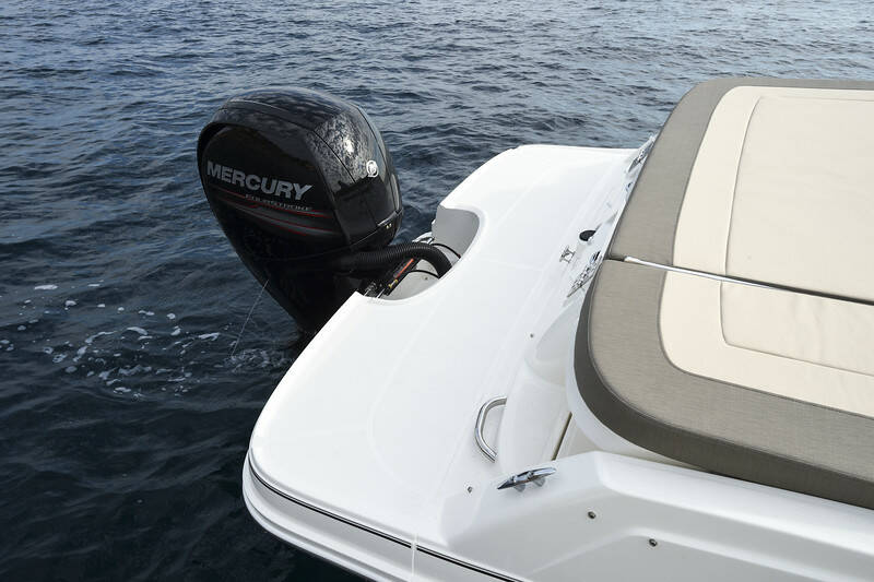 Bayliner VR5 Outboard, Cuddy