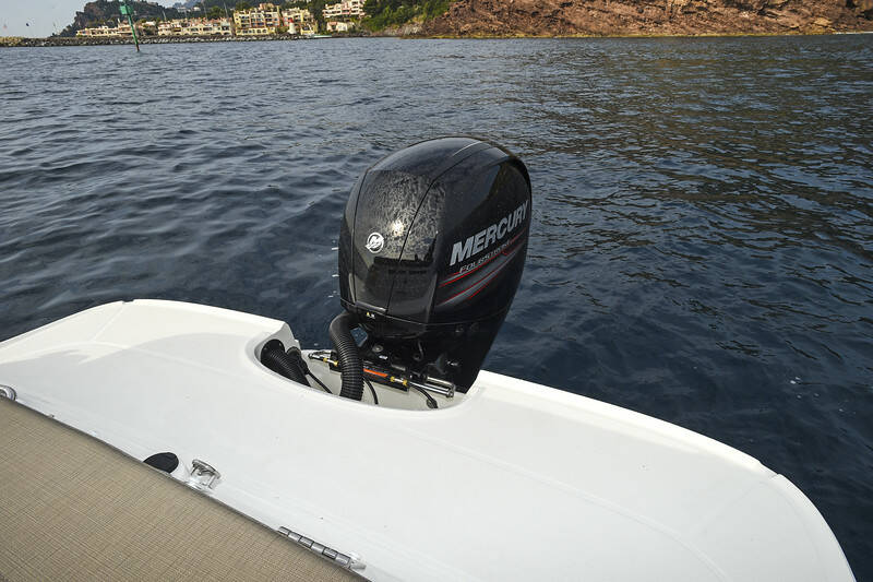 Bayliner VR5 Outboard, Cuddy