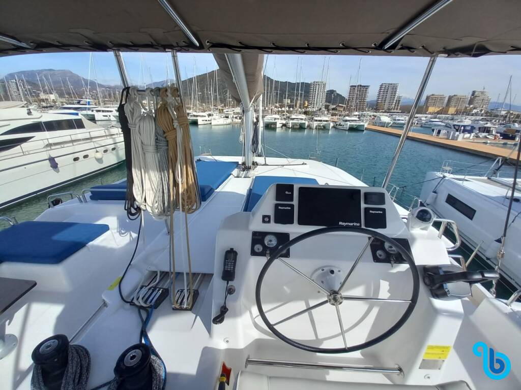 Dufour Catamaran 48, Niña