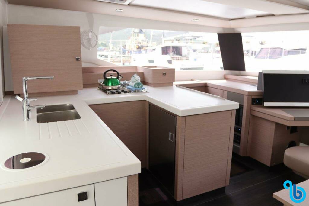 Fountaine Pajot Astrea 42, Idle Time