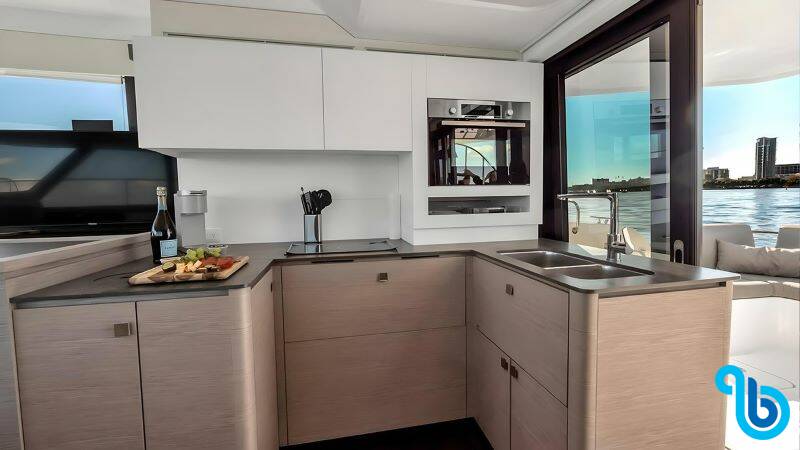 Fountaine Pajot MY5, Red Lyon