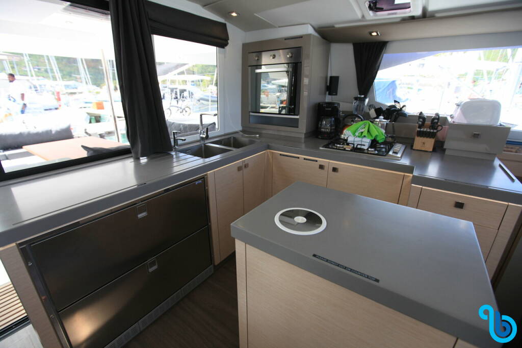 Fountaine Pajot Saona 47 (Quintet), Three Sheets