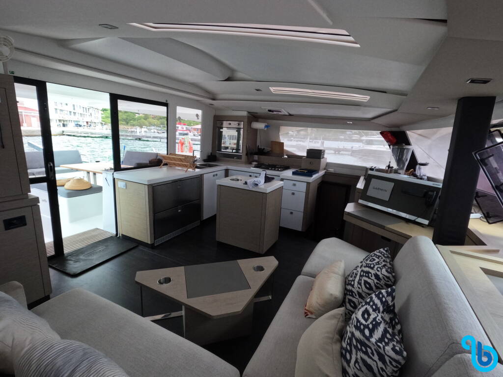 Fountaine Pajot Saona 47, Champs-Elysees