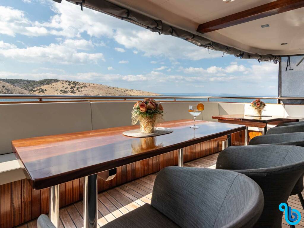 Luxury Motor Yacht, Suzana