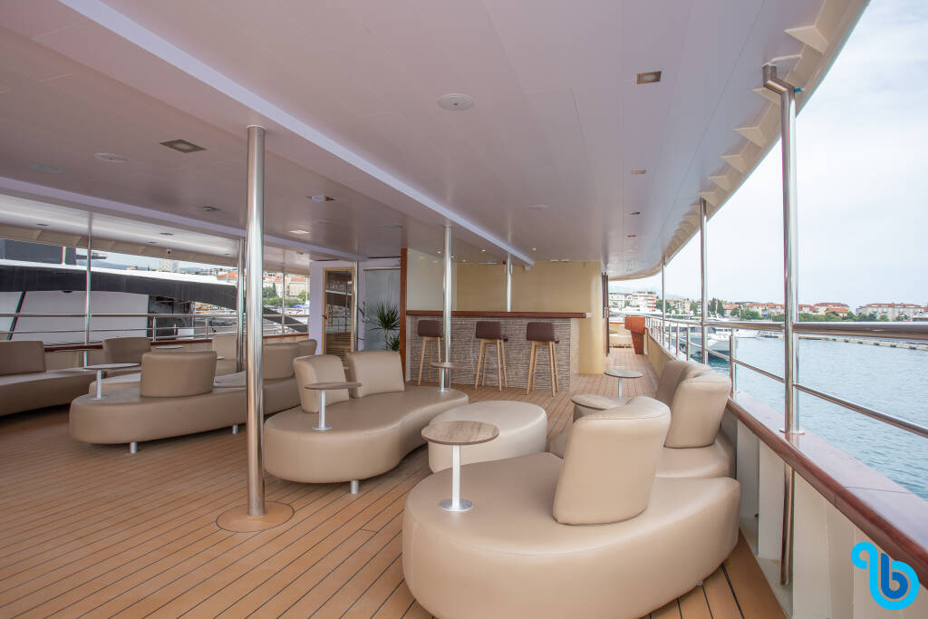 Luxury Motor Yacht, Lastavica