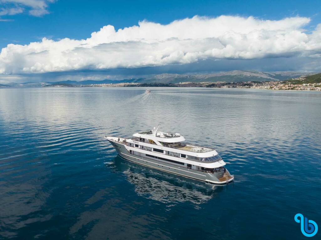 Luxury Motor Yacht, Roko