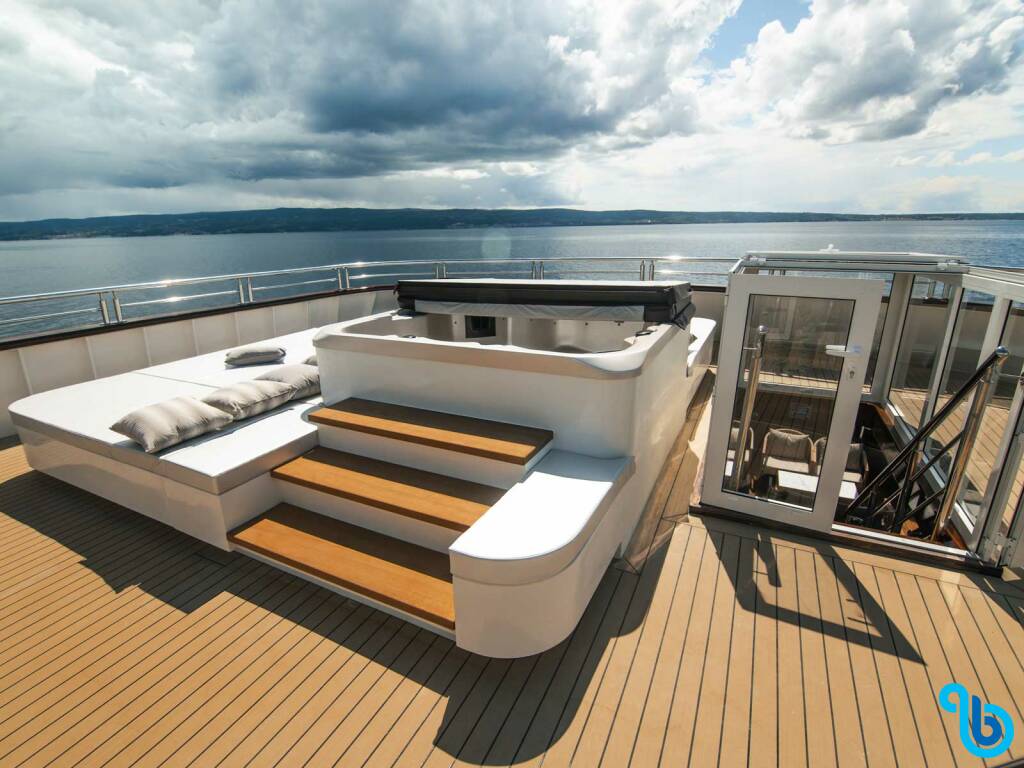 Luxury Motor Yacht, Roko