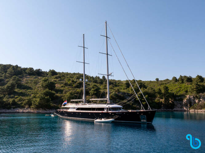 Luxury Sailing Yacht Nocturno