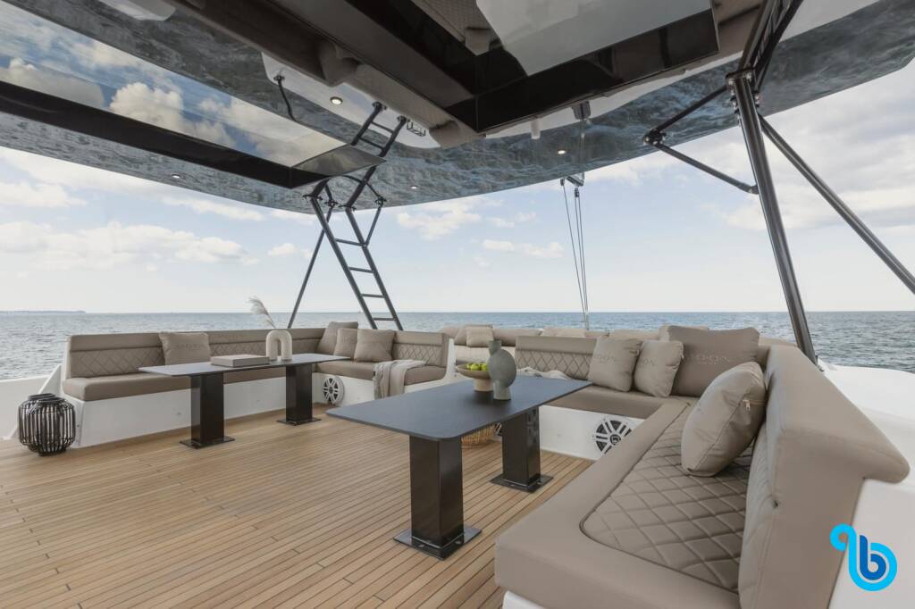 Moon Yacht 60, Moonlight