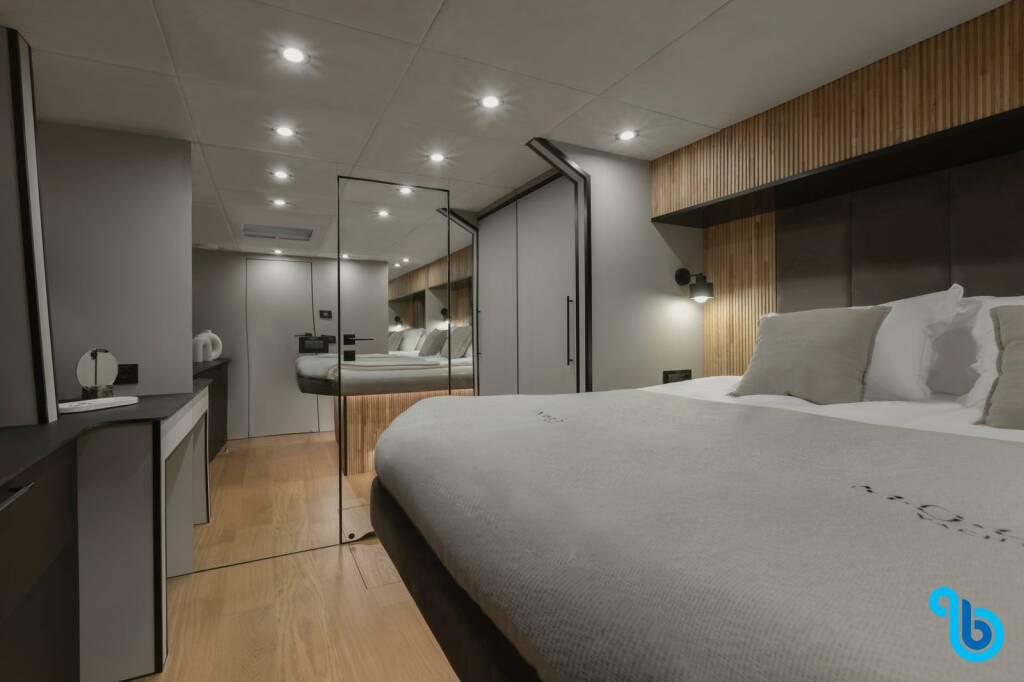 Moon Yacht 60, Moonlight