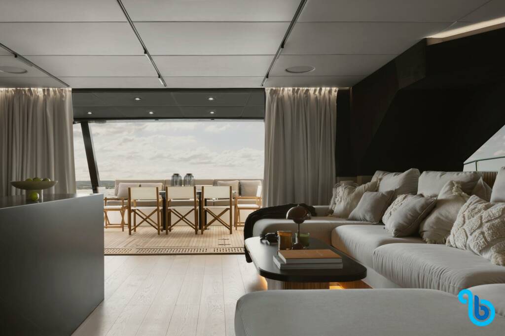 Moon Yacht 60, Moonlight