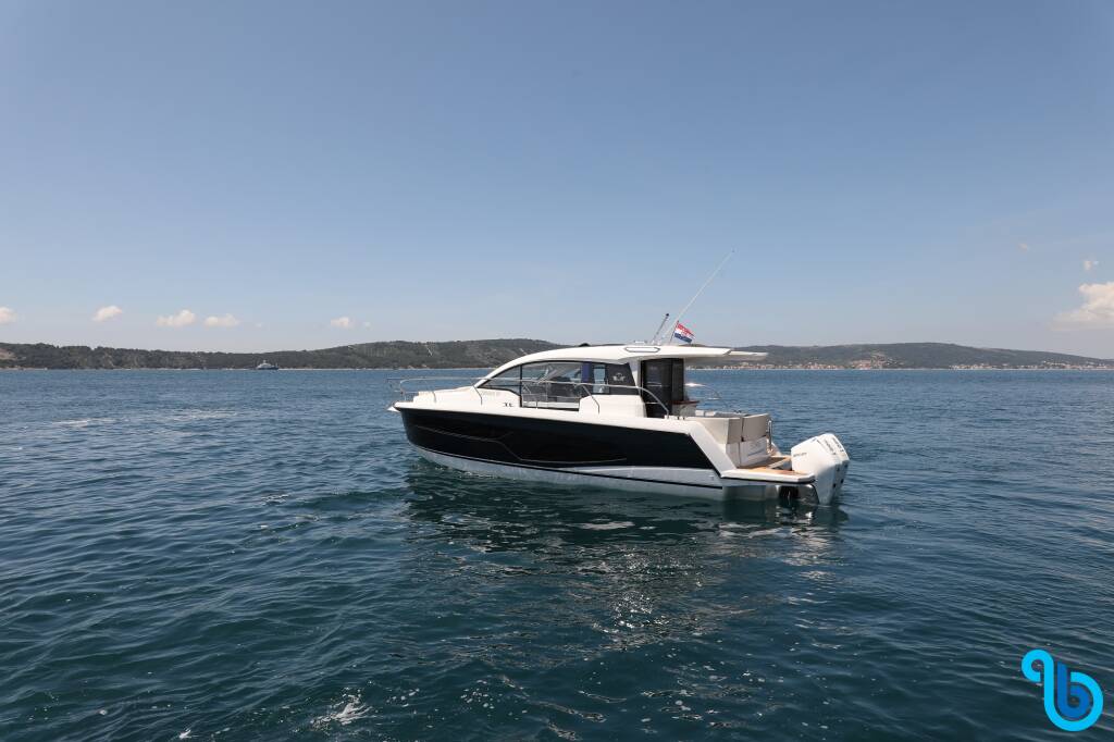 Sealine C335V, 