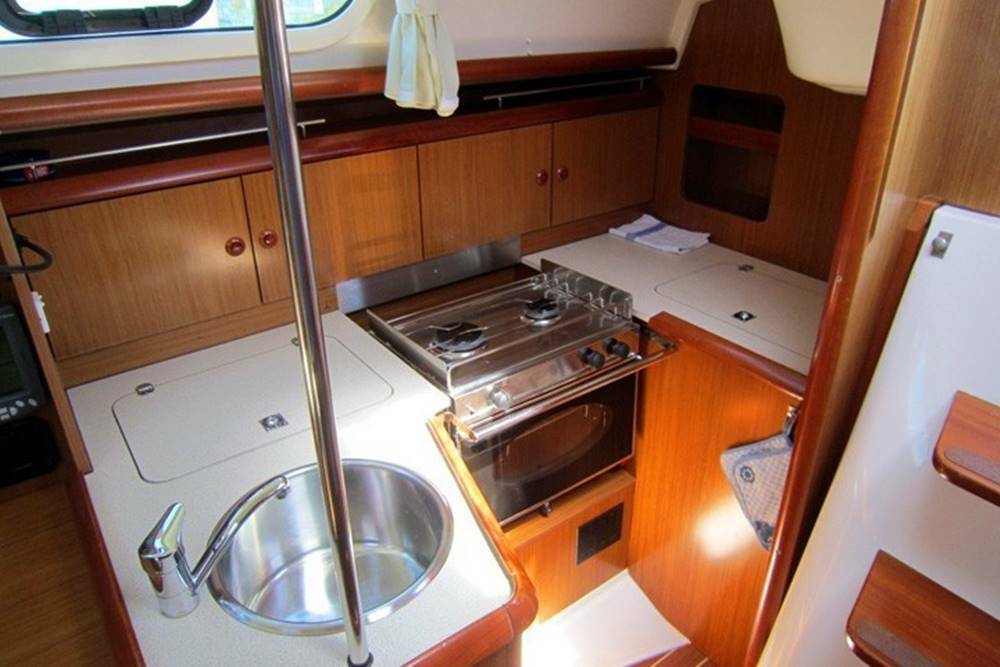 Sun Odyssey 32i, 