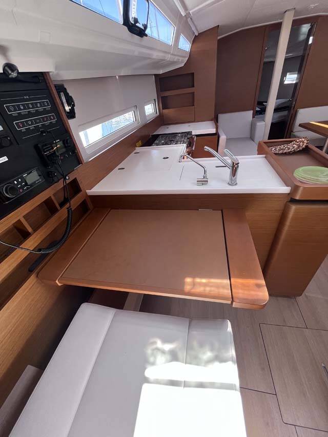 Sun Odyssey 410, Libra