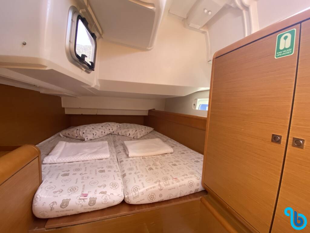 Sun Odyssey 439, TOYA